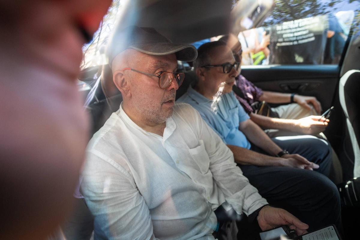 Gonzalo Boye yendose de Arc de triunf en taxi, después de la manifestación independentista para recibir a Puigdemont.