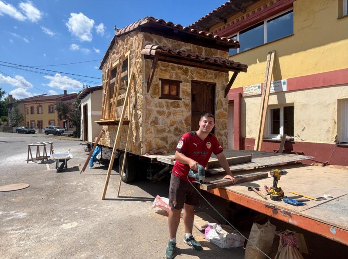 Jonathan González, trabajando en la carroza de Les Escueles.