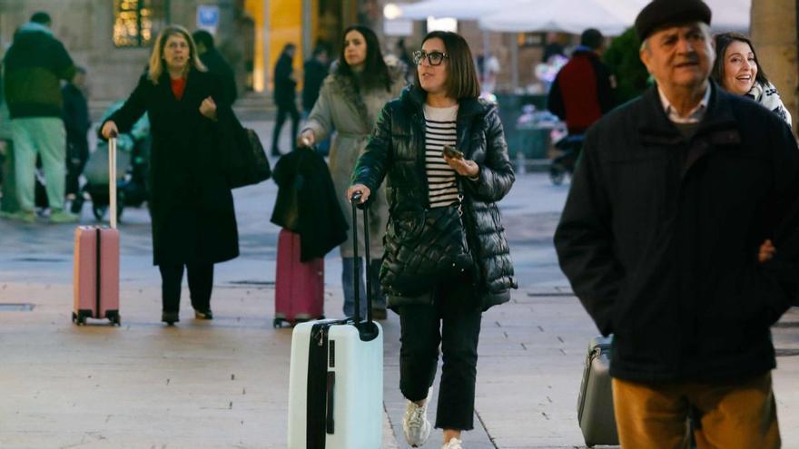 Turistes nel centru d'Avilés. | MARA VILLAMUZA