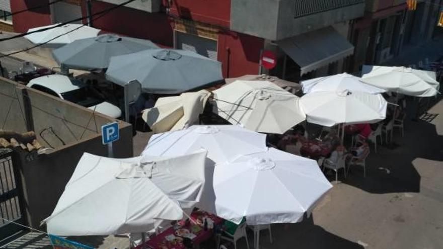 La terraza del restaurante corta una calle de El Palmar e inmoviliza un vehículo.