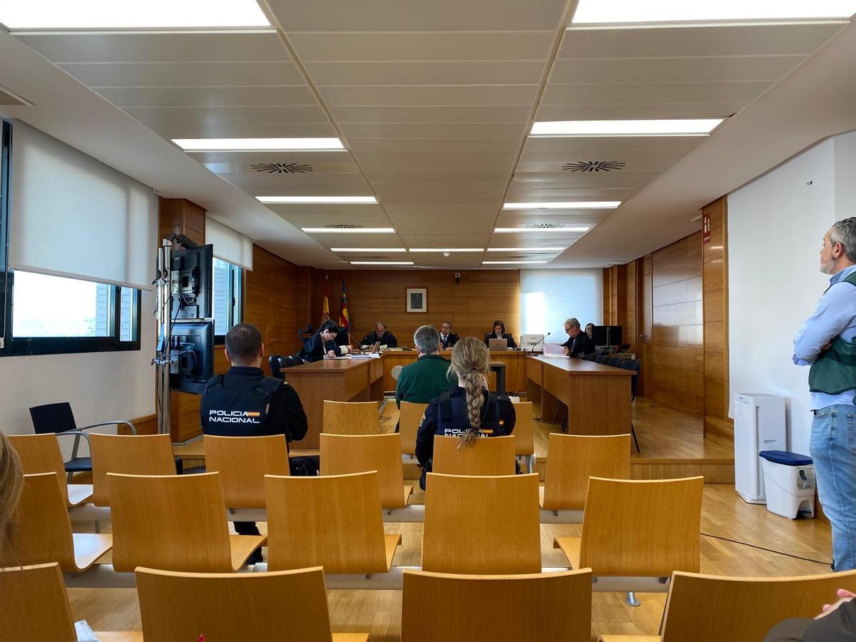 El acusado, sentado en el banquillo en primera fila, durante el juicio de este miércoles en la Audiencia Provincial.