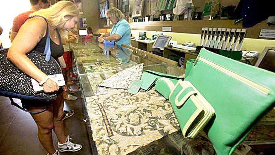 La tienda de recuerdos de la Basílica es transitada a diario por centenares de personas. / Fotos: Pepo Herrera