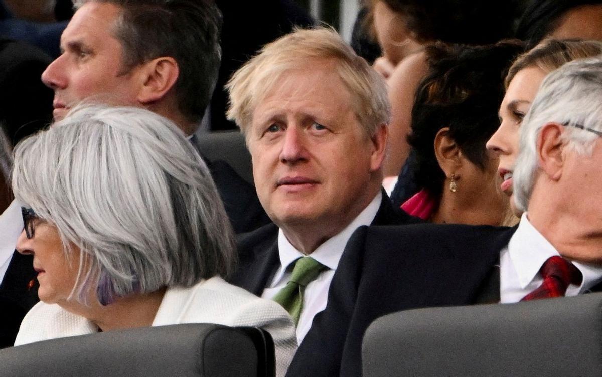 Boris Johnson supera la moción de censura de sus compañeros de partido