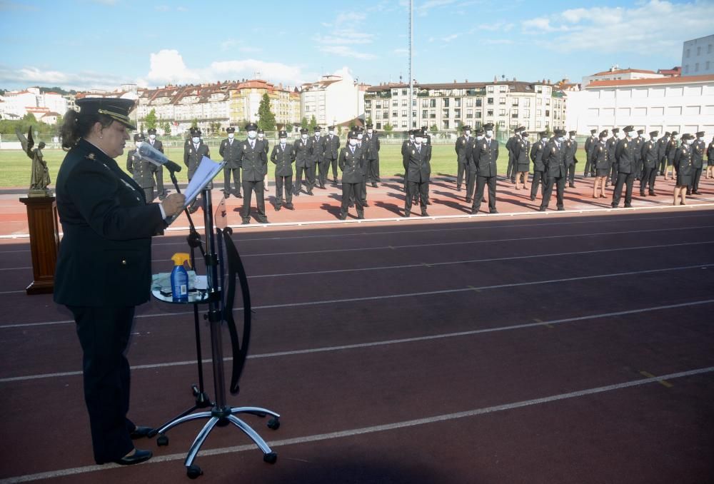 Los nuevos agentes de la Policía Nacional juran la bandera