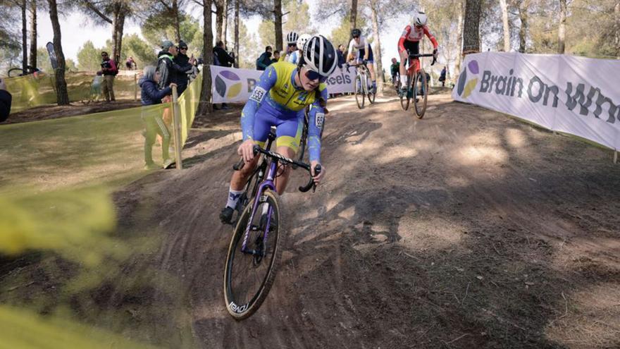 Laura Solares durante la carrera cadete.  | TINO ÁLVAREZ