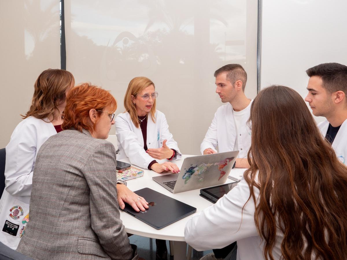 Parte del equipo del Centro CARES