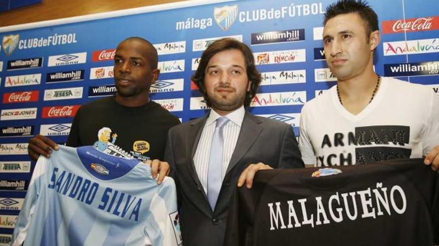 El futuro vicepresidente del Málaga, Abdullah Ghubn, presenta, orgulloso y sonriente, a las dos últimas incorporaciones del equipo, el mediocentro Sandro Silva y el central malagueño.