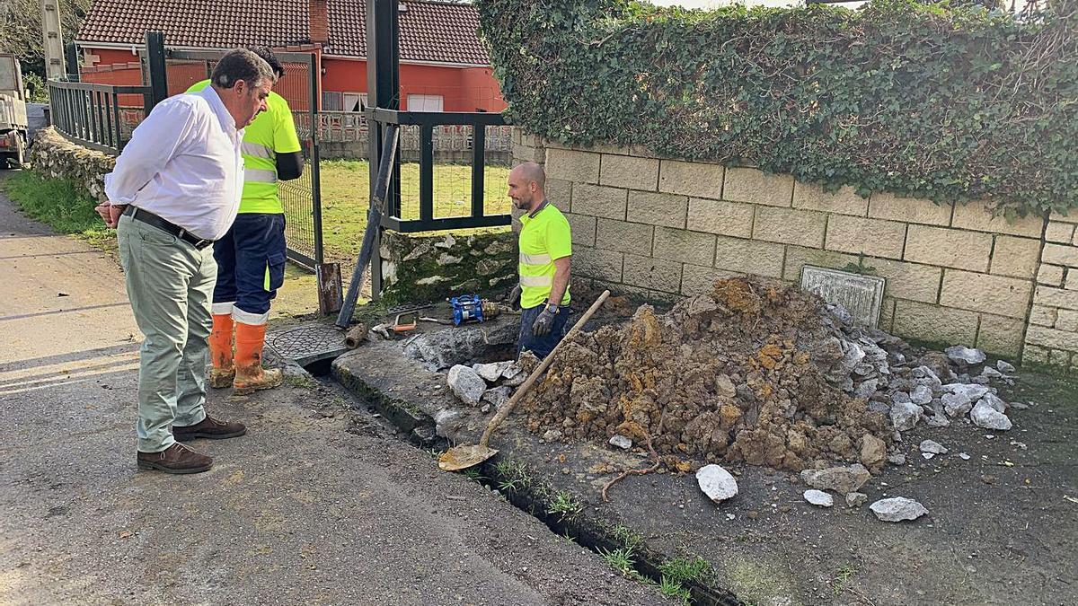 Obras de reparación de una avería en la red de agua del pueblo de La Fresneda, en una imagen del año pasado. | A. I.