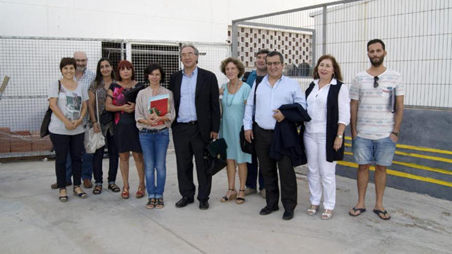 Martí March, en el centro, técnicos de su conselleria y directoras ante las obras del aula de cocina.