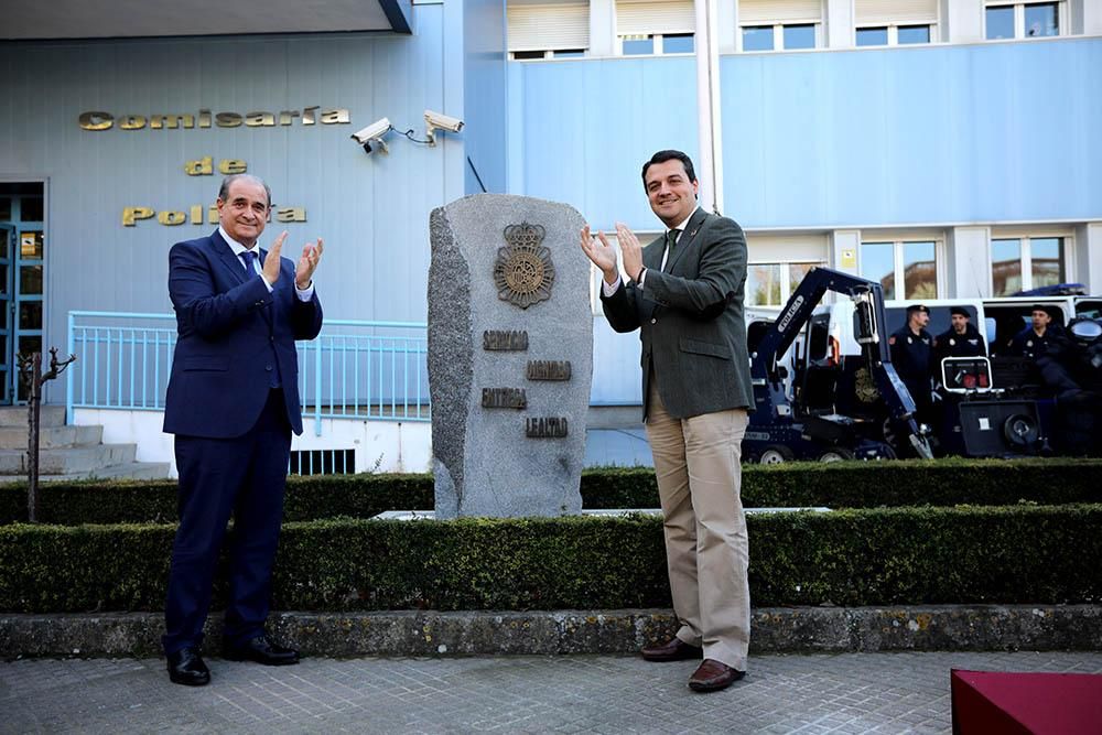 Inauguración del monolito y la plaza de la Policía Nacional