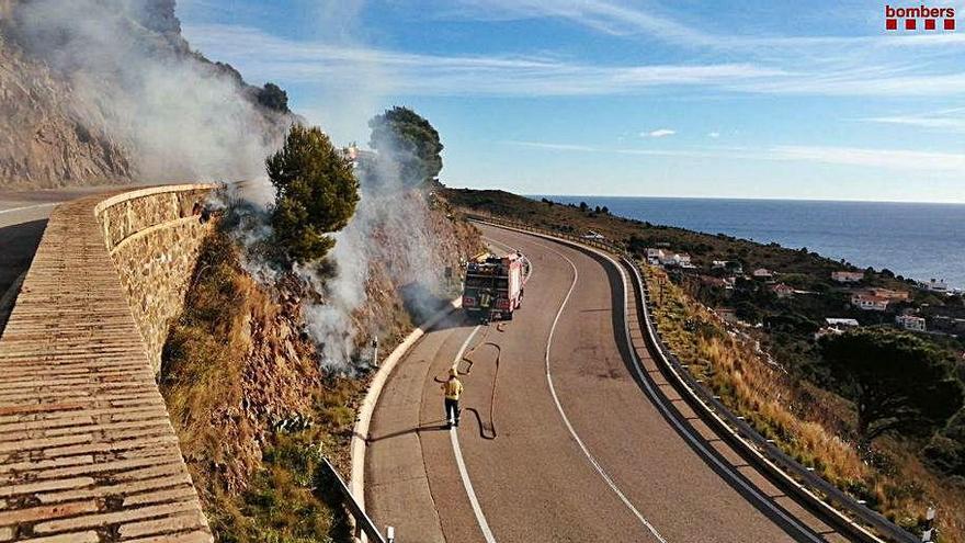 Els Bombers apagant l&#039;incendi de Colera.