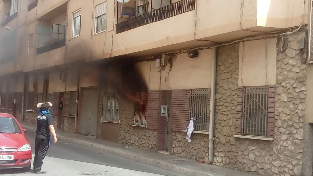 Una mujer herida y un gato muerto en el incendio de un piso en Elda