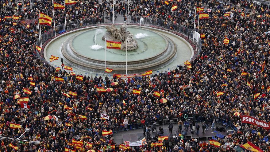 Miles de personas se concentran en Madrid para exigir la dimisión de Pedro Sánchez