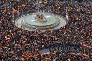 Miles de personas se concentran en Madrid para exigir la dimisión de Pedro Sánchez