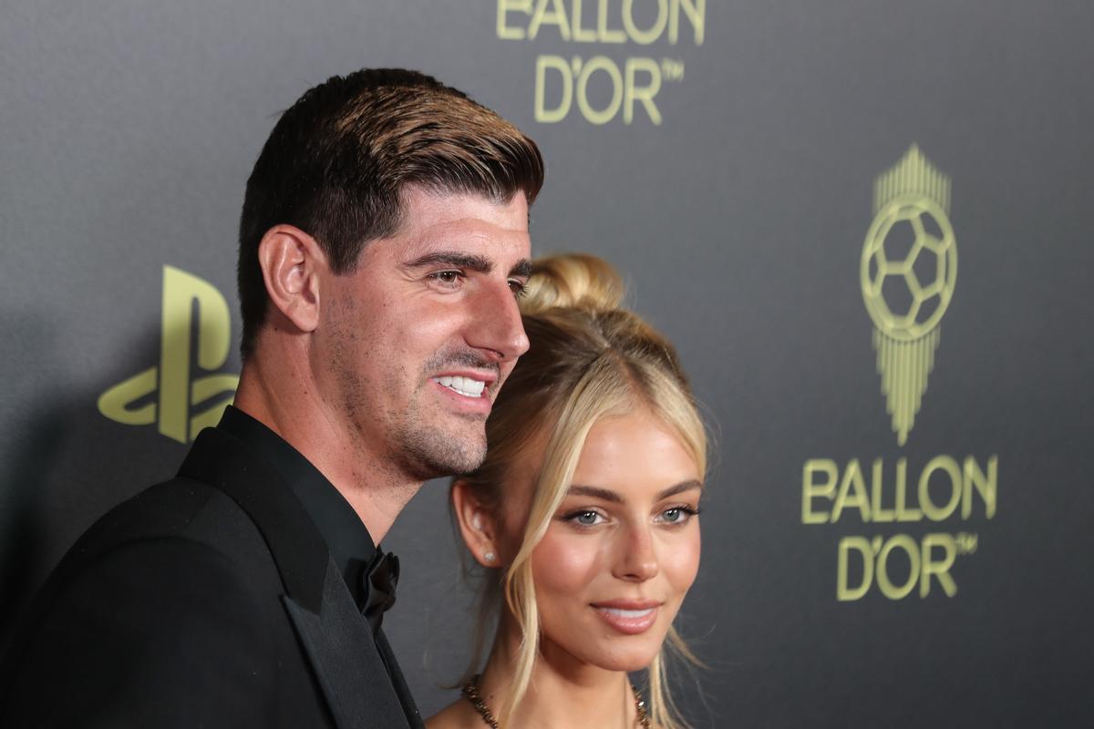 Paris (France), 17/10/2022.- Thibaut Courtois of Real Madrid and his girlfriend Mishel Gerzig arrive for the Ballon d’Or ceremony in Paris, France, 17 October 2022. For the first time the Ballon d’Or, presented by the magazine France Football, will be awarded to the best players of the 2021-22 season instead of the calendar year. (Francia) EFE/EPA/Mohammed Badra
