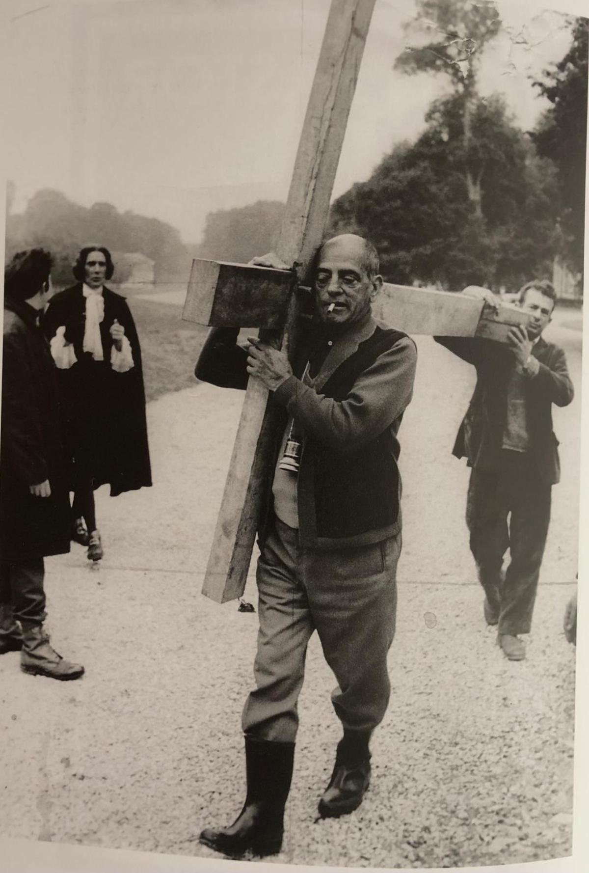 Luis Buñuel llevando una cruz en el rodaje de 'La vía láctea' en 1969