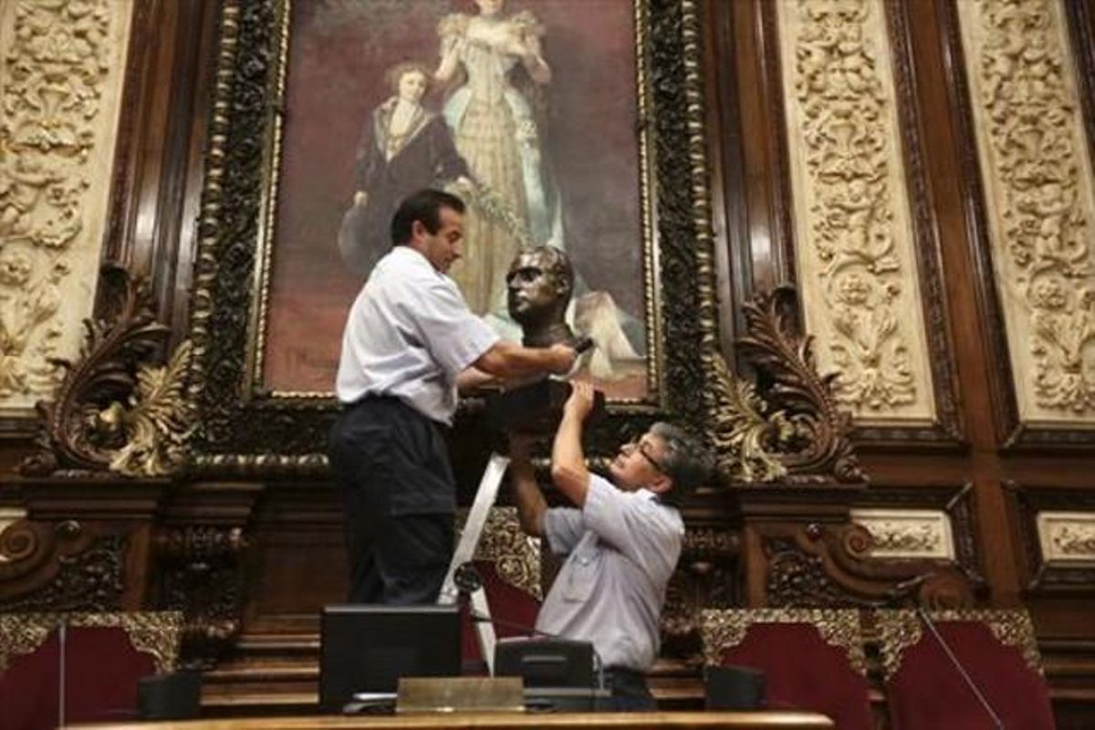 Operaris de l’Ajuntament de Barcelona retiren el bust del rei Joan Carles del saló de plens municipal i el guarden en una capsa de cartró. Operaris de l’Ajuntament de Barcelona retiren el bust del rei Joan Carles del saló de plens municipal i el guarden en una capsa de cartró.
