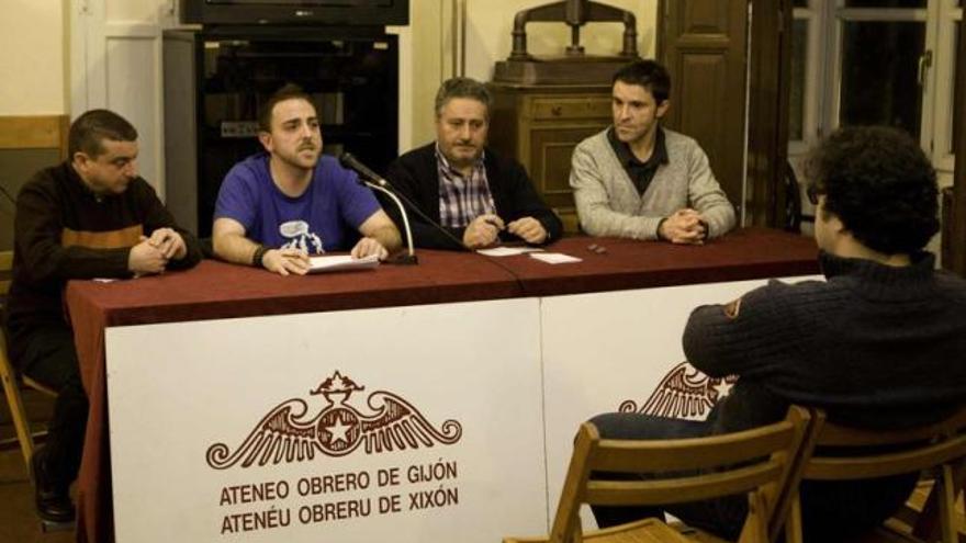 Por la izquierda, Fernando de la Fuente, Damián Barreiro, Humberto Gonzali y Naciu Varillas, ayer, en el Ateneo Obrero.