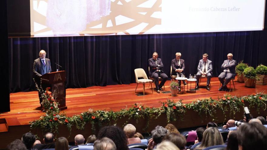 Público, el pregonero, Fernando Cabezas Lefler, y autoridades.