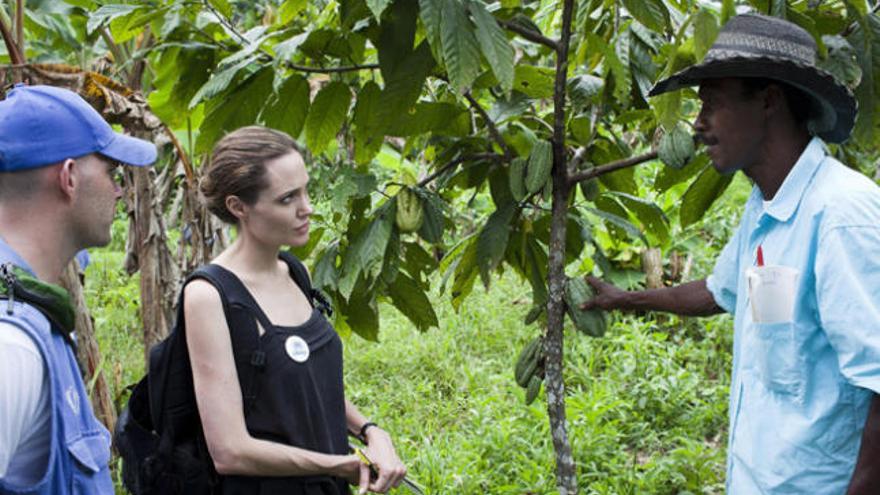 Angeliona Jolie visita a los refugiados colombianos.