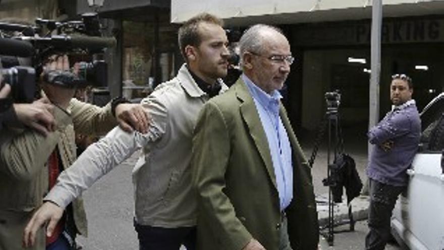 Rato sale de su casa sin responder a las preguntas de los periodistas