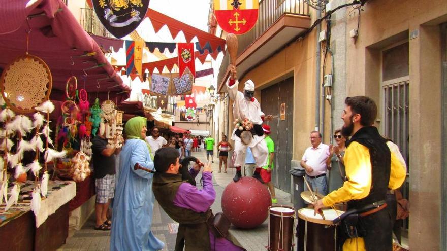 El ambiente medieval y festivo conquista Benicarló