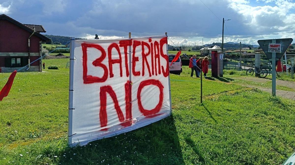 Un cartel de protesta contra un parque de baterías