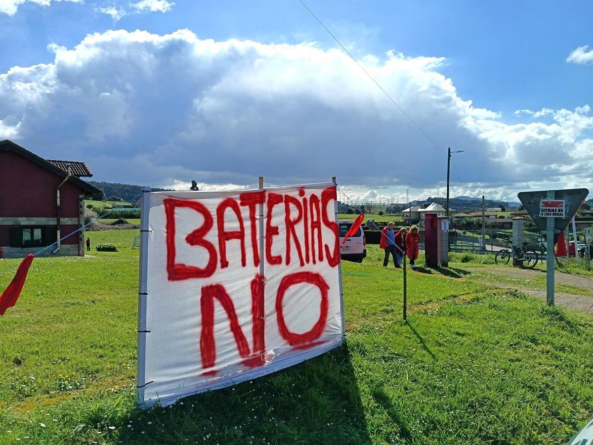 Un cartel de protesta contra el parque de baterías, en una imagen de archivo.