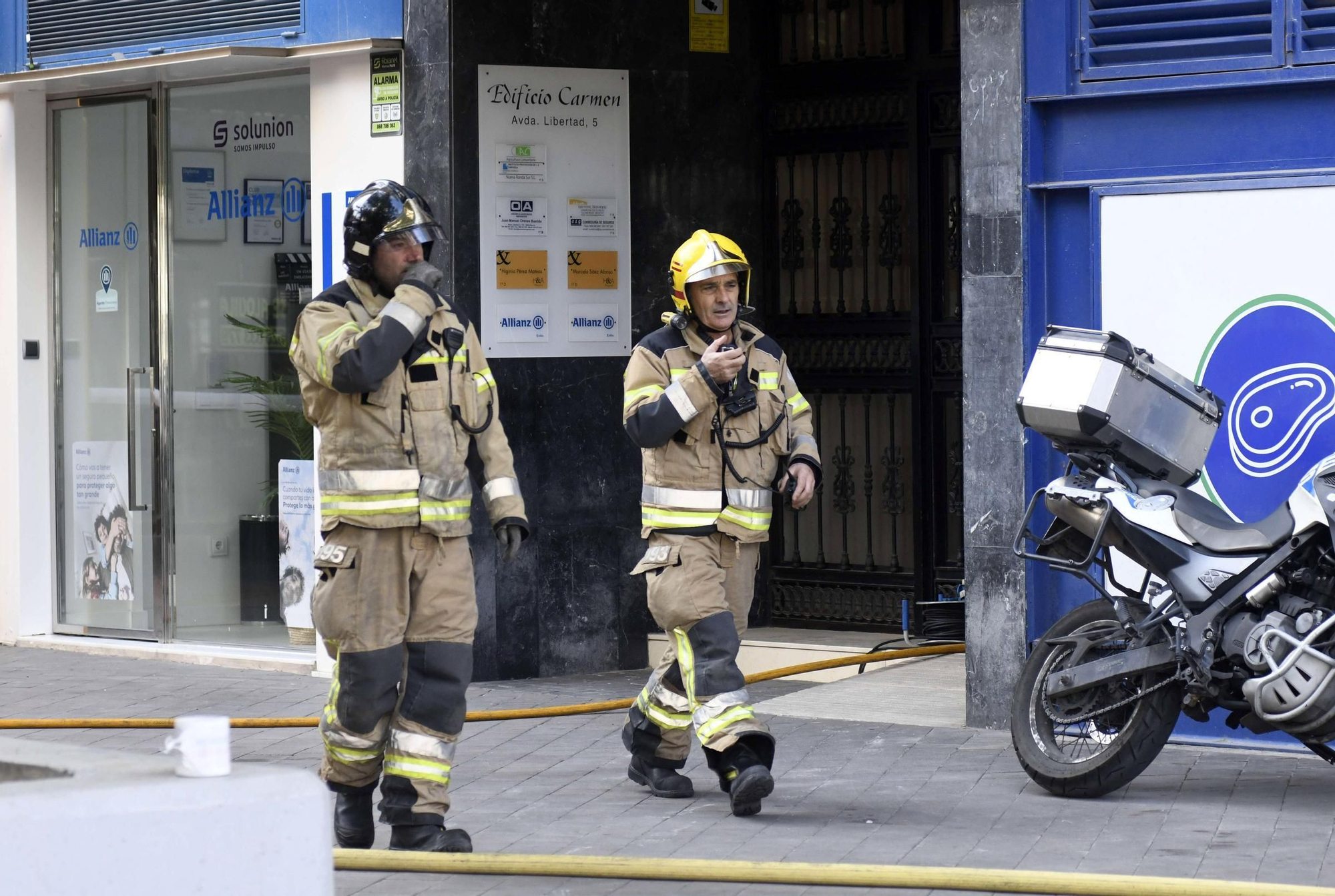 El incendio de un edificio en la Plaza Condestable, en imágenes