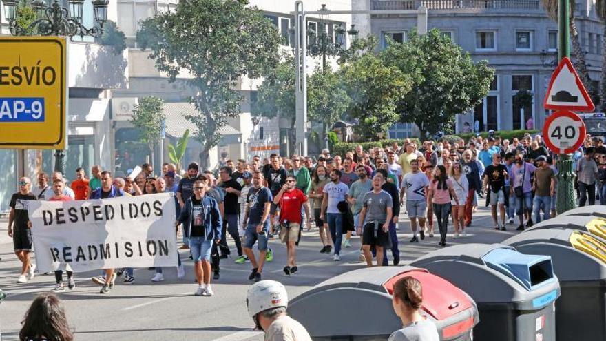 Cerca de un centenar de personas en la protesta contra Metalships celebrada ayer en Vigo.