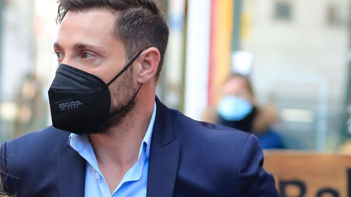 Antonio David Flores por la calle con mascarilla