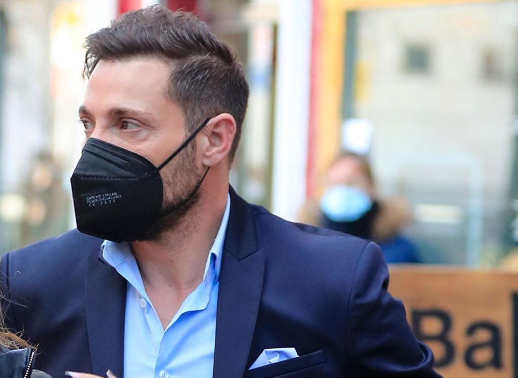 Antonio David Flores por la calle con mascarilla