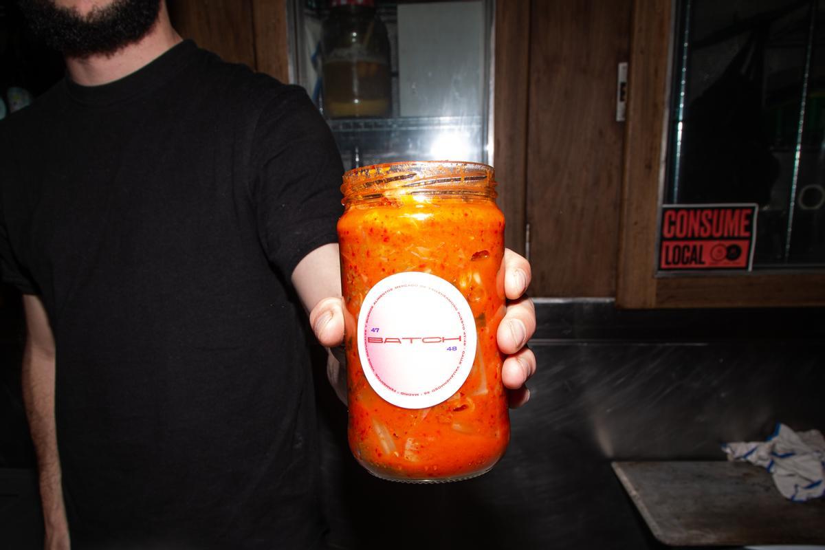 Nacho García muestra uno de los fermentos de Batch, en el Mercado de Vallehermoso.