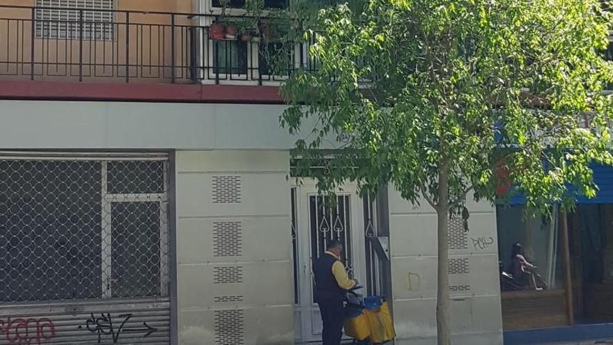 Inmueble de la avenida de Alcoy donde murió la mujer.