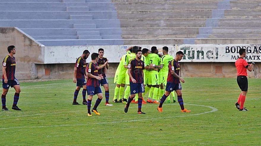 Los jugadores del Ontinyent celebran uno de los goles de Torres en sa Pobla.