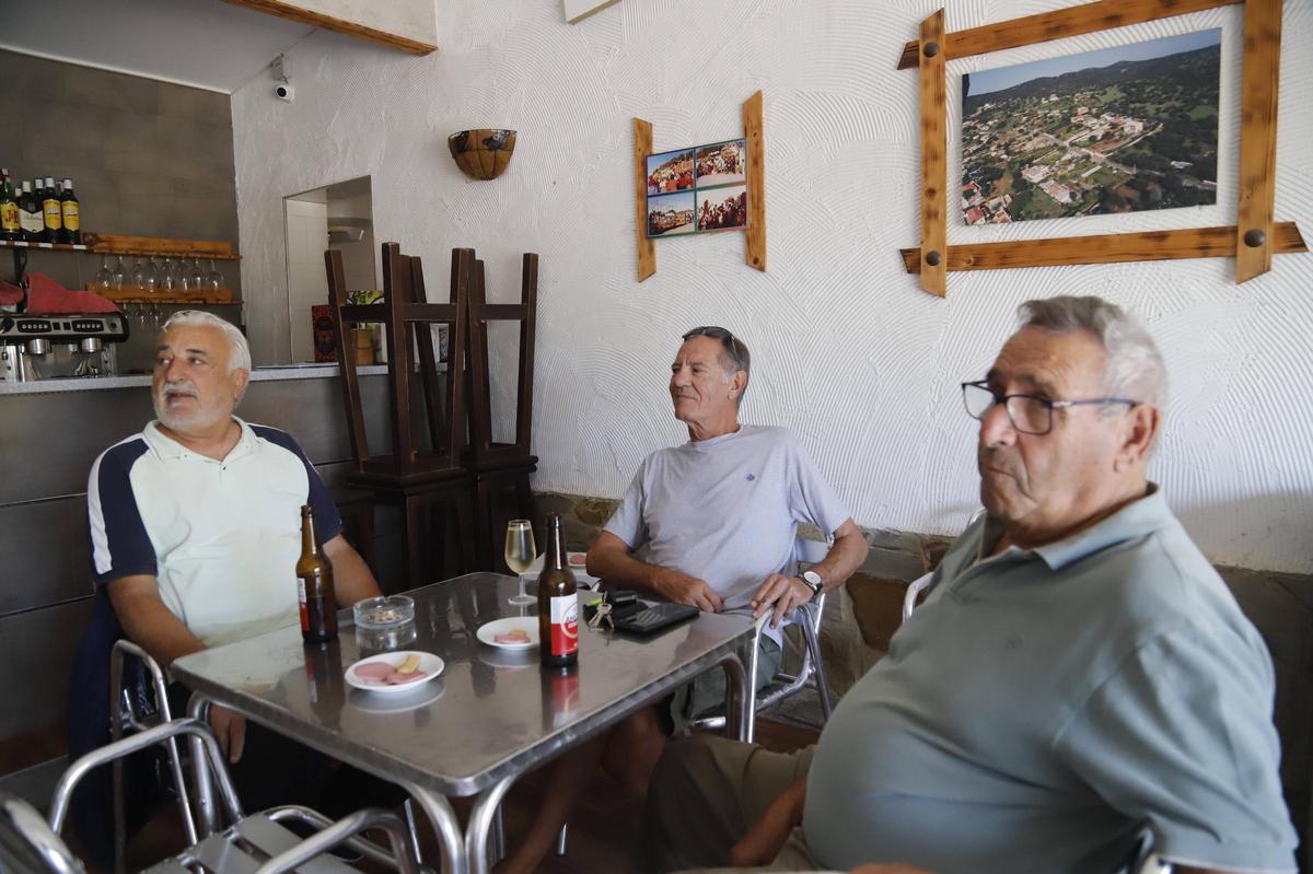 Francisco Almagro, Antonio López y Rafael Castro conversan en el bar de la urbanización El Sol.