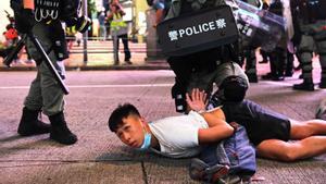 Detención de un manifestante en Hong Kong.