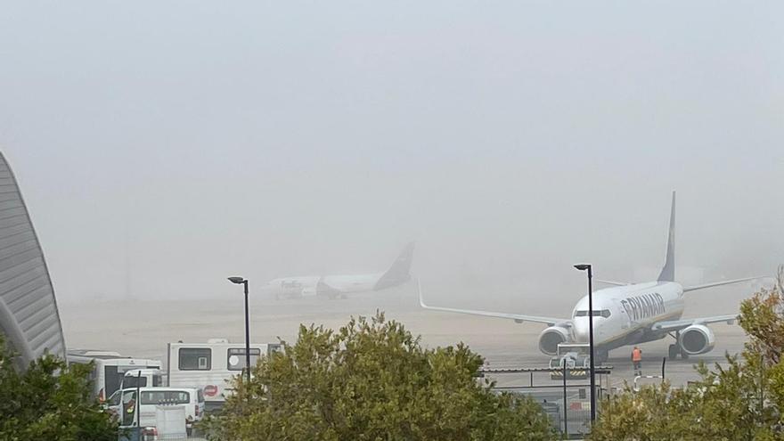 La niebla vuelve a engullir València y ralentiza el tráfico aéreo