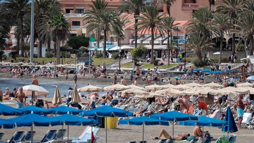 Denuncian un vacío legal en la gestión de hamacas y sombrillas en las playas de Arona