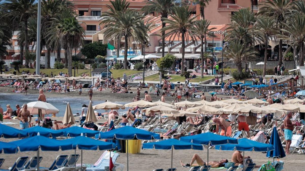 Turistas y residentes en la playa de Las Vistas.