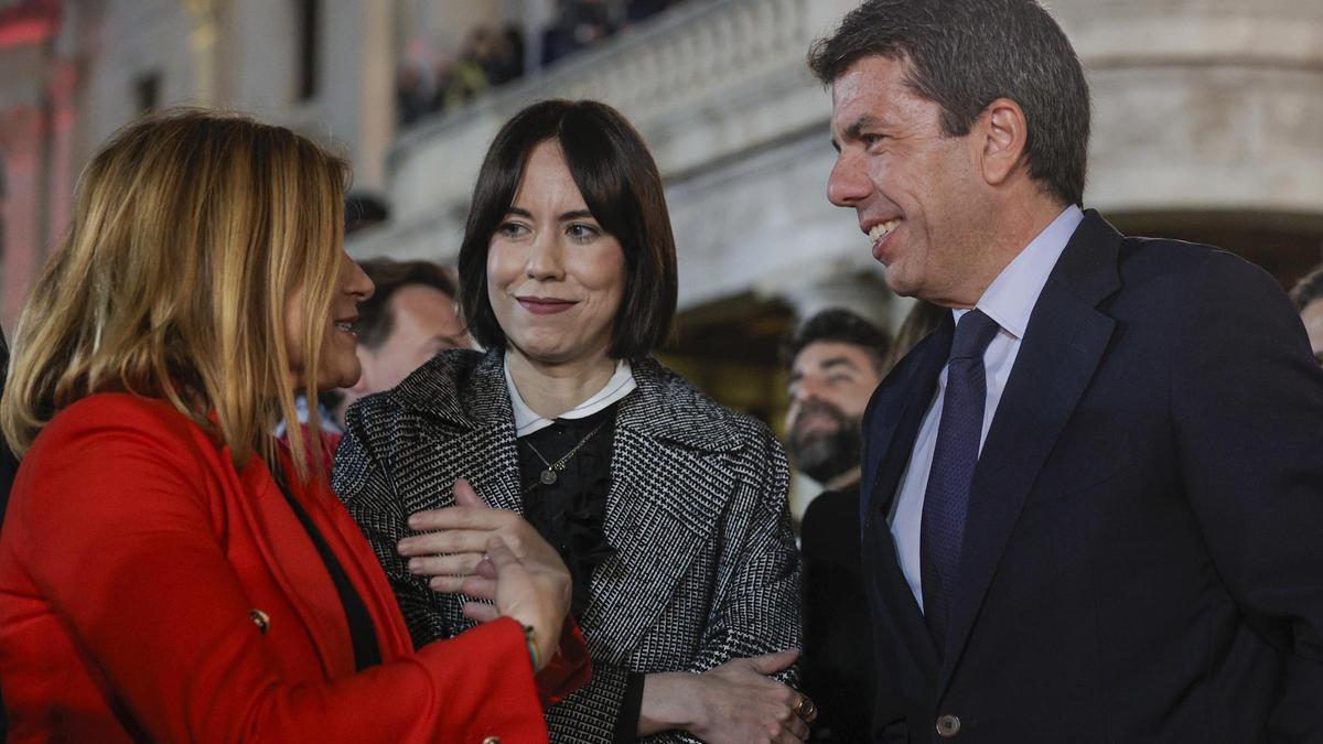 Carlos Mazón y Diana Morant charlan con Pilar Bernabé durante un acto en las pasadas Fallas