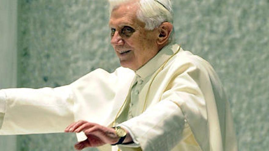 El papa Benedicto XVI bendice a los fieles durante la audiencia pública en el Aula Pablo VI, en la Ciudad del Vaticano, este miércoles 13 de enero de 2010.