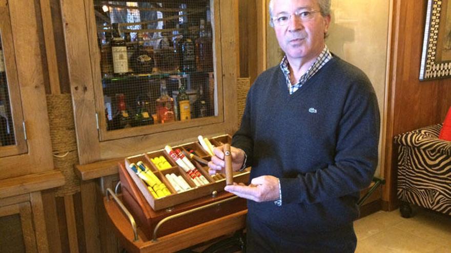 Tomás Montes, con ejemplares de los puros de su cava.