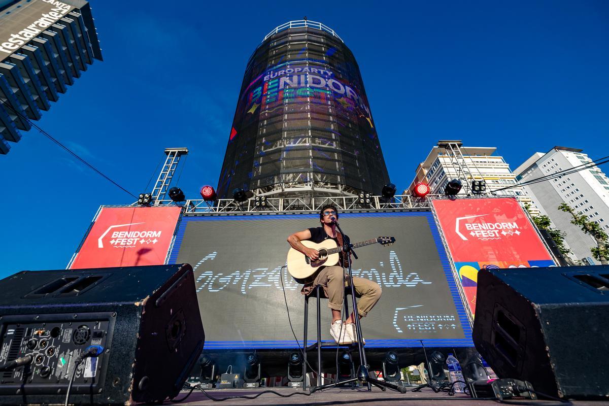 Gonzalo Hermida durante su actuación en el tecnohito durante la fiesta previa a final de Eurovisión.