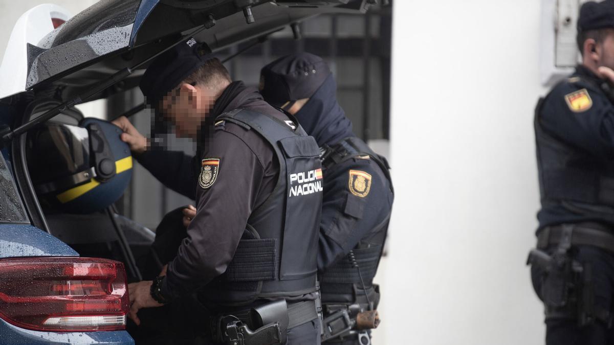 Agentes de la Policía Nacional en una intervención en A Coruña.
