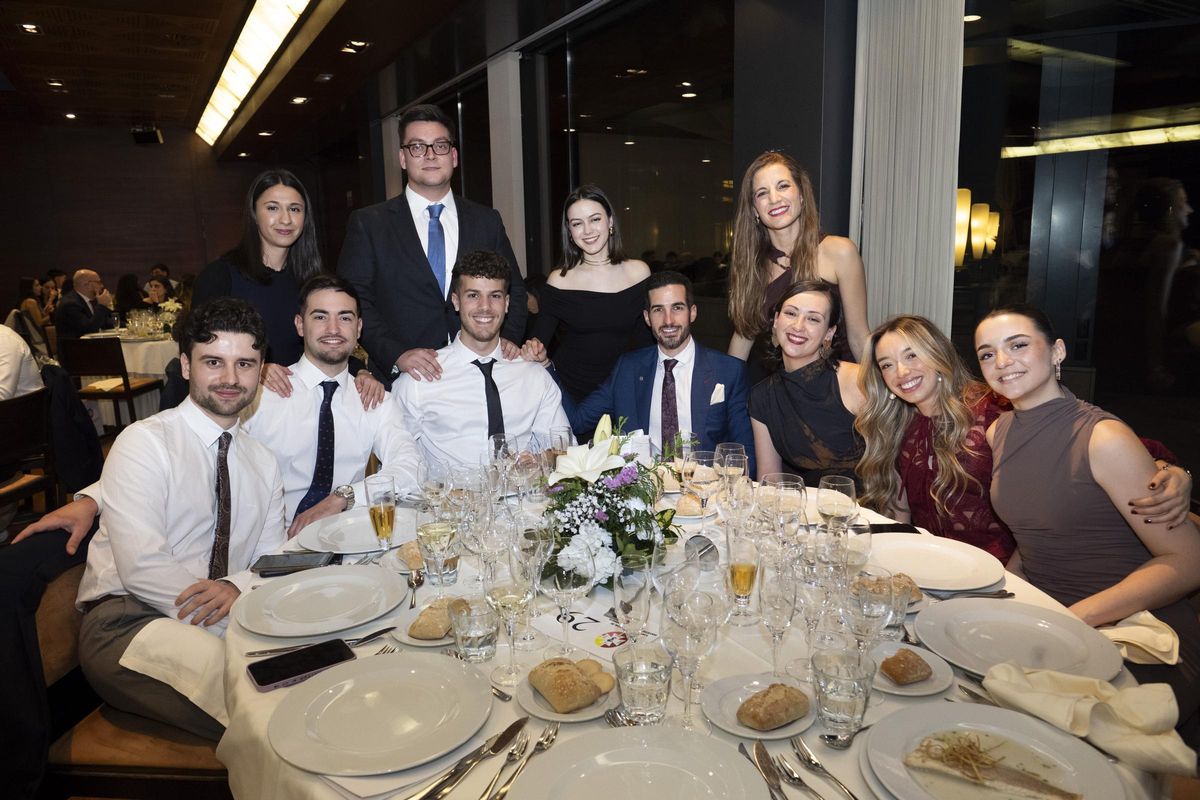 Un grupo de nuevos colegiados durante el transcurso de la cena.