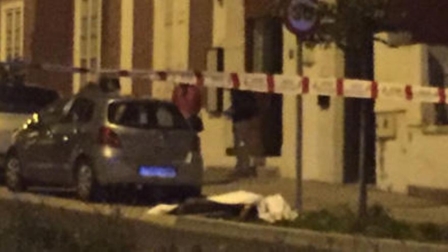 El cadáver del hombre apuñalado en Tafira, en plena calle tapado con un cobertor.