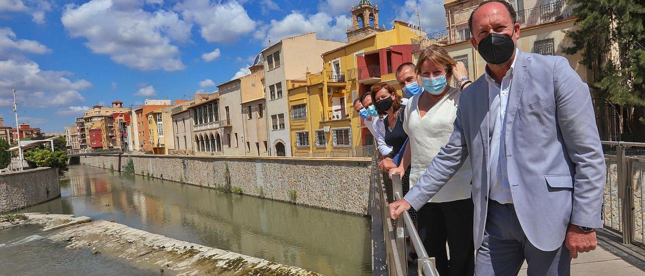 Emilio Bascuñana, Ana Serna, Antonio Bernabéu, María Gómez, Manuel Martínez y Francisco Cano, en el Puente Nuevo de Orihuela, junto al río Segura. | TONY SEVILLA