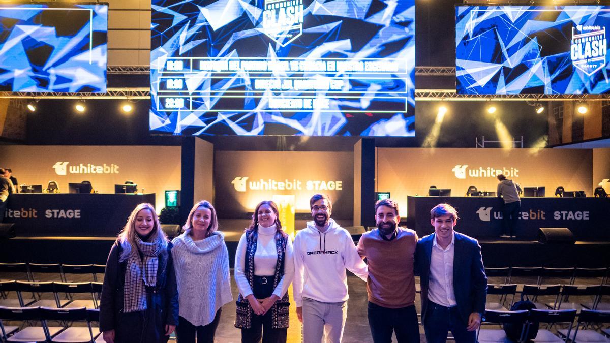 Posado de las autoridades. De izquierda a derecha: Rocío Gil, Concejala de Ciudadanos; Paula Llobet, Concejala del Partido Popular; Sandra Gómez, Vicealcaldesa del Ayuntamiento de Valencia; Javier Carrión, Director de DreamHack Valencia; Javier Mateo, Concejal de Deportes del Ayuntamiento de Valencia y Borja Sanjuán, Concejal de Hacienda.