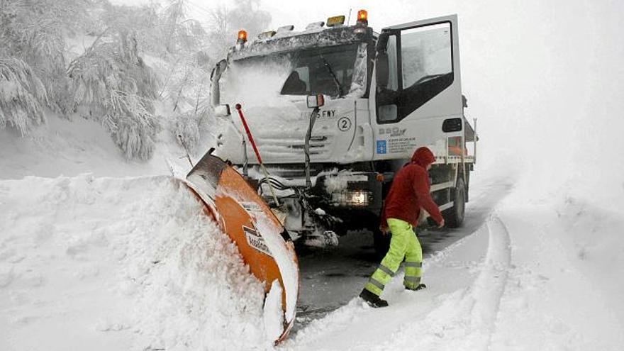 Una máquina quitanieves limpia la carretera LU-633 entre las localidades de O Cebreiro y Tricastel tras las copiosas nevadas de las últimas horas que afectan el norte de la península.